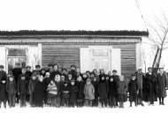 Mokiniai su mokytojais prie mokyklos. Veliuona, 1920–1940