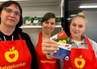 „Maisto banko“ savanorės Anna ir Vilija su padalinio koordinatore Viktorija