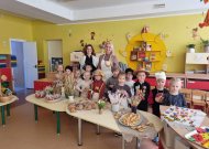 „Saulės zuikučių“ grupė su auklėtojomis