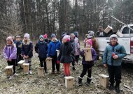Jaunieji miško bičiuliai iš Veliuonos dalyvavo inkilų kėlimo šventėje