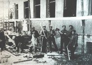 1931 m. vasaros pabaigoje prasidėję Jurbarko plaučių ligoninės statybos darbai buvo gana spartūs. Nuotraukoje darbininkai prie statomos ligoninės.
