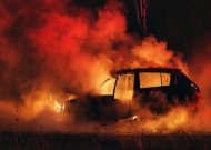 Užsidegė ardomas automobilis