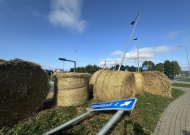 Kiduliuose šiaudų ritiniai nuvertė kelio ženklą ir šviestuvą