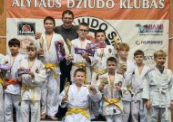 Su jaunesniais sportininkais