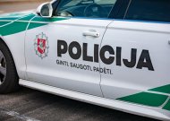Nuvažiavo nuo kelio ir apvirto