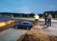 Prie remontuojamo Jurbarko tilto į duobę įkrito automobilis (nuotraukos)