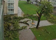 Lietuvą talžęs ciklonas traukiasi: vėjas silps, temperatūra kils iki 21 laipsnio šilumos